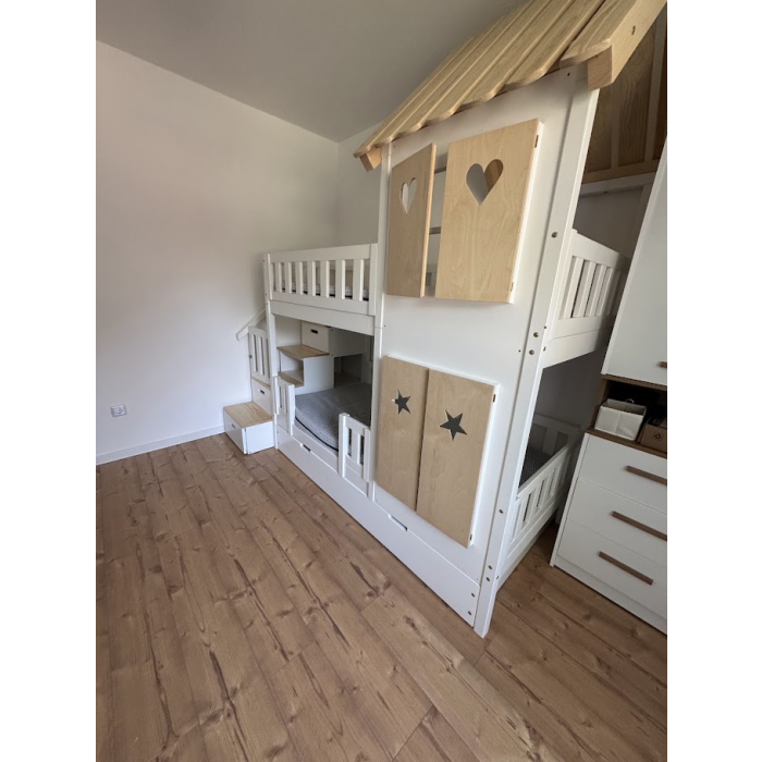 Kinderhausbett mit Treppe und dekorativen Fensterläden mit Herz- und Sternmotiven